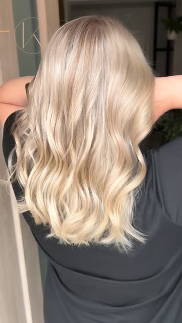 Světlé blond vlasy s měkkými vlnami — práce Kristýny Komosné