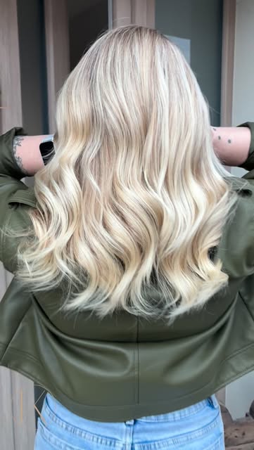 Platinové blond vlasy se studeným tónem — práce Kristýny Komosné