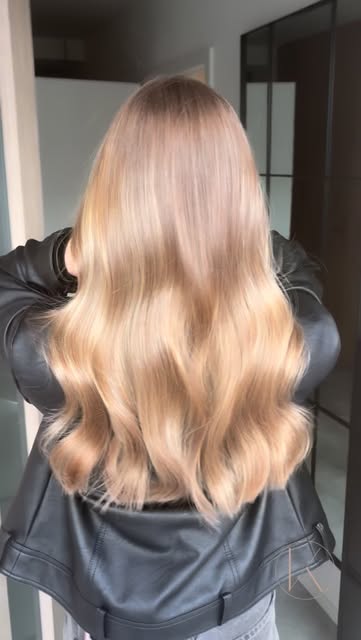 Dlouhé zlatavé blond vlasy ve volných vlnách — práce Kristýny Komosné